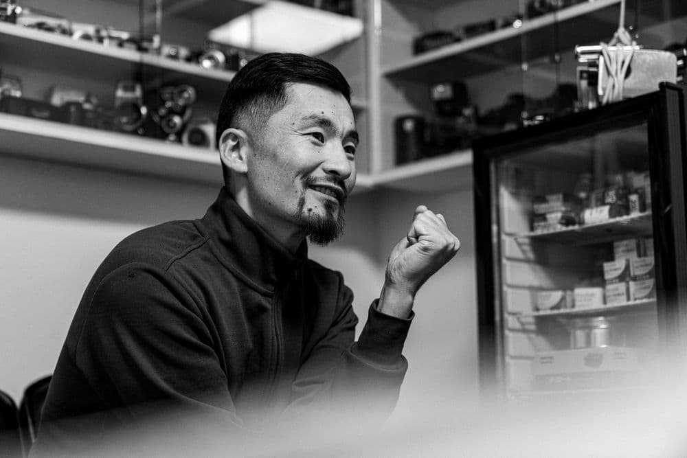 Бид гэрэл зургаас ч алсраад, бодит амьдралаас ч алсраад байна - нийтлэлийн зураг (гар утасны хувилбар)