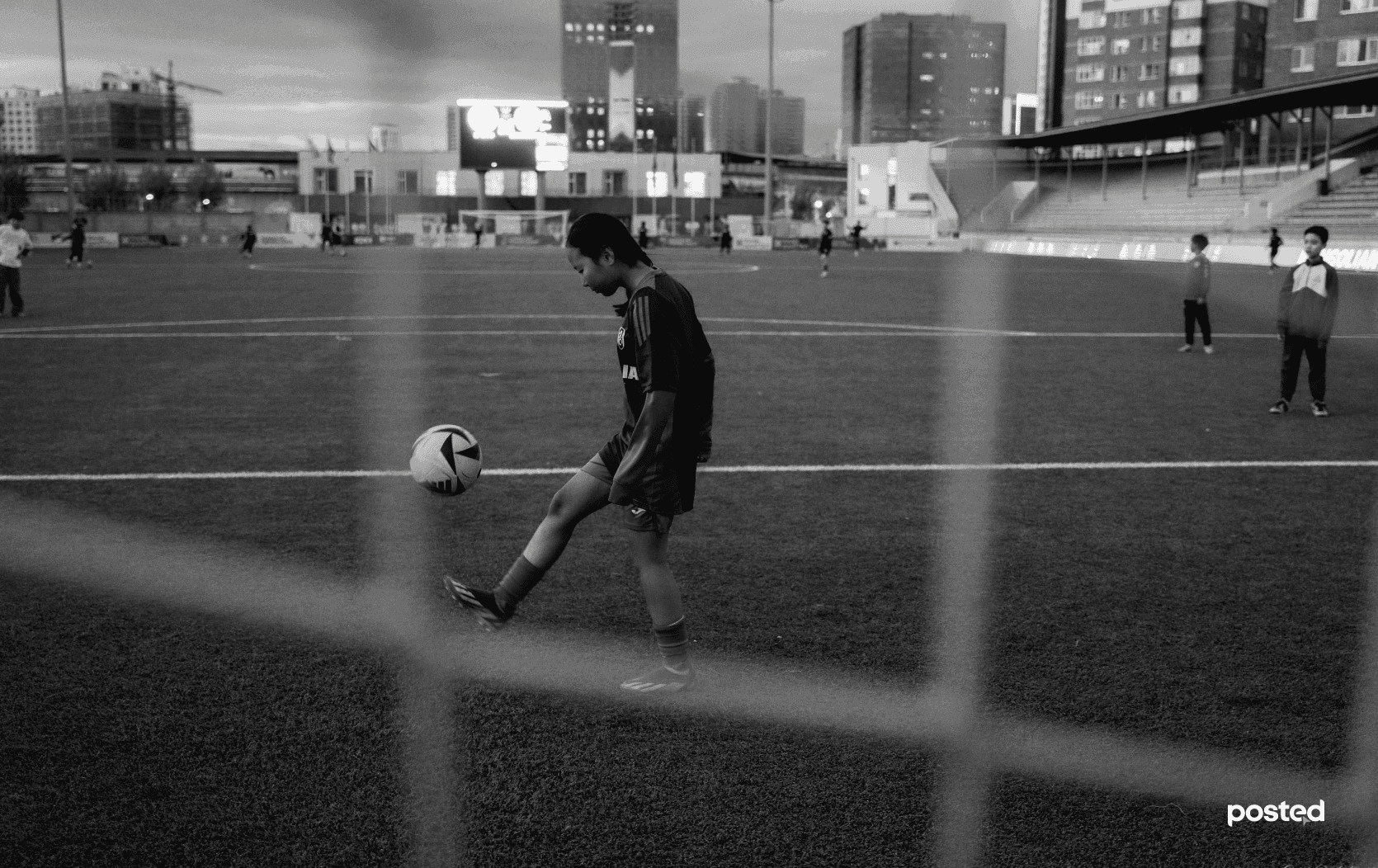 Н.МАРГАД: Охид ч бас хөл бөмбөг тоглож чаддаг гэдгийг харуулахыг хүсдэг нийтлэлийн зураг