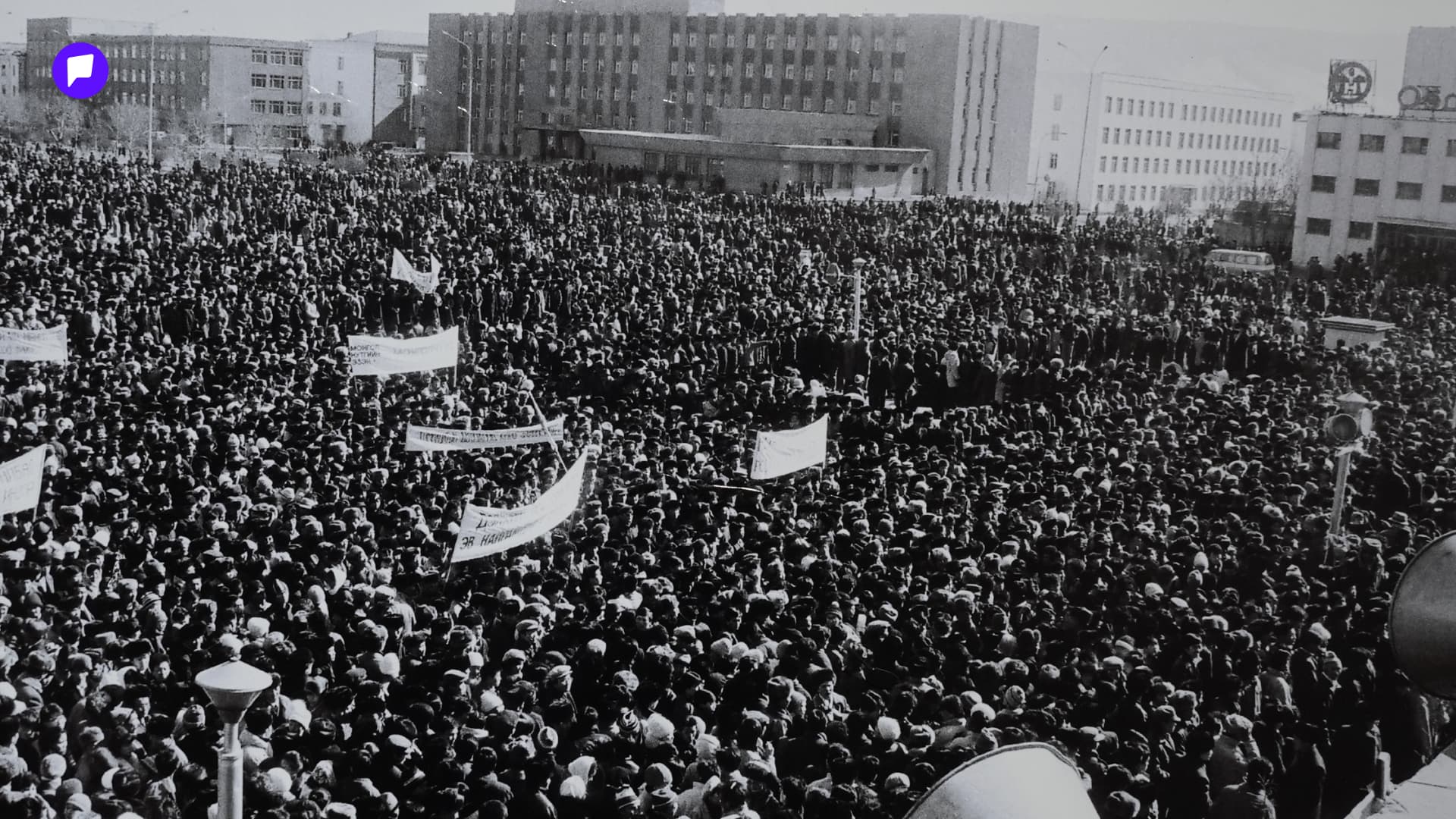 Үзэсгэлэнгийн танхимаас: Ардчиллыг бид хамтдаа авчирсан - нийтлэлийн зураг